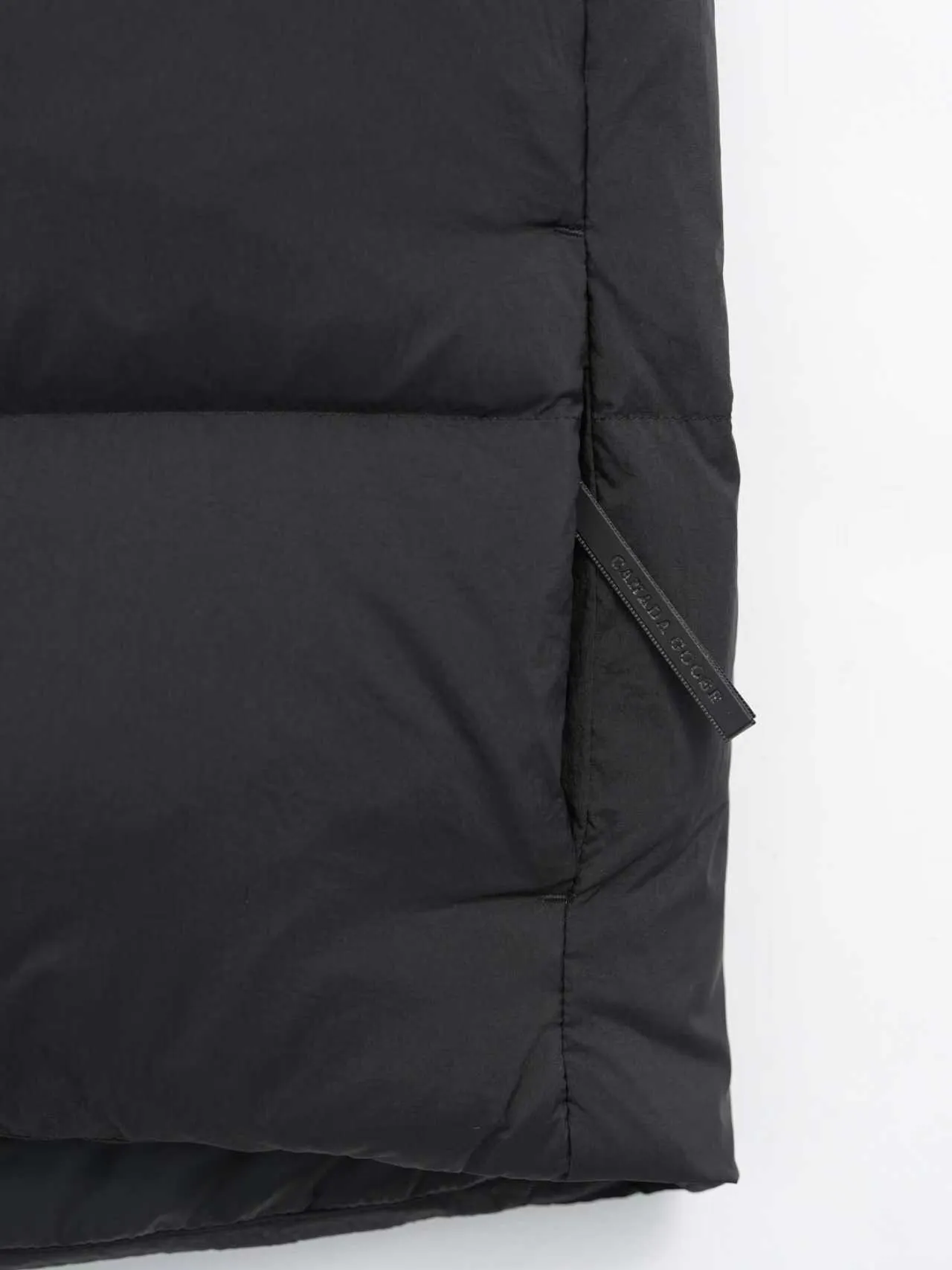 P580 Canada gooes Lawrence Down Vest (high version) With a durable shell and quilted body, the Lawrence Down Vest is a must-have for all seasons. The fabric has a durable soft touch. Longer hem at back for added protection. Reflective double-stripe grip tape at back. The Lawrence features an engineered down-filled collar to block strong winds, a two-way front zip and a longer rear hem. Color: black with red label, black with black label, desert color, ocean blue Size: XS -2XL